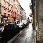 Central & Colorful Studio With Air Conditioning
